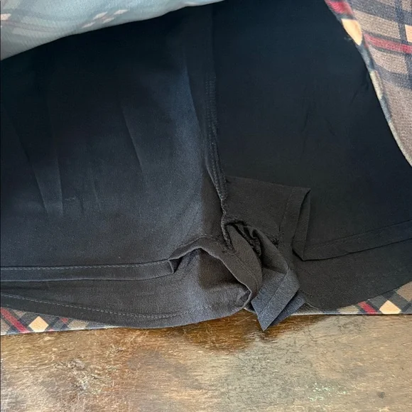 Stylish Mini Skirt in Black and Cream - Picture 3 of 9